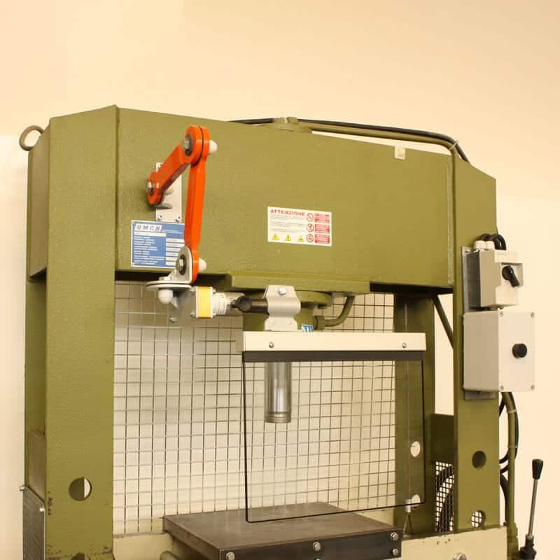 Utilisation du protecteur pour presse hydraulique et machines variées
MST-BF10 sur une presse hydraulique